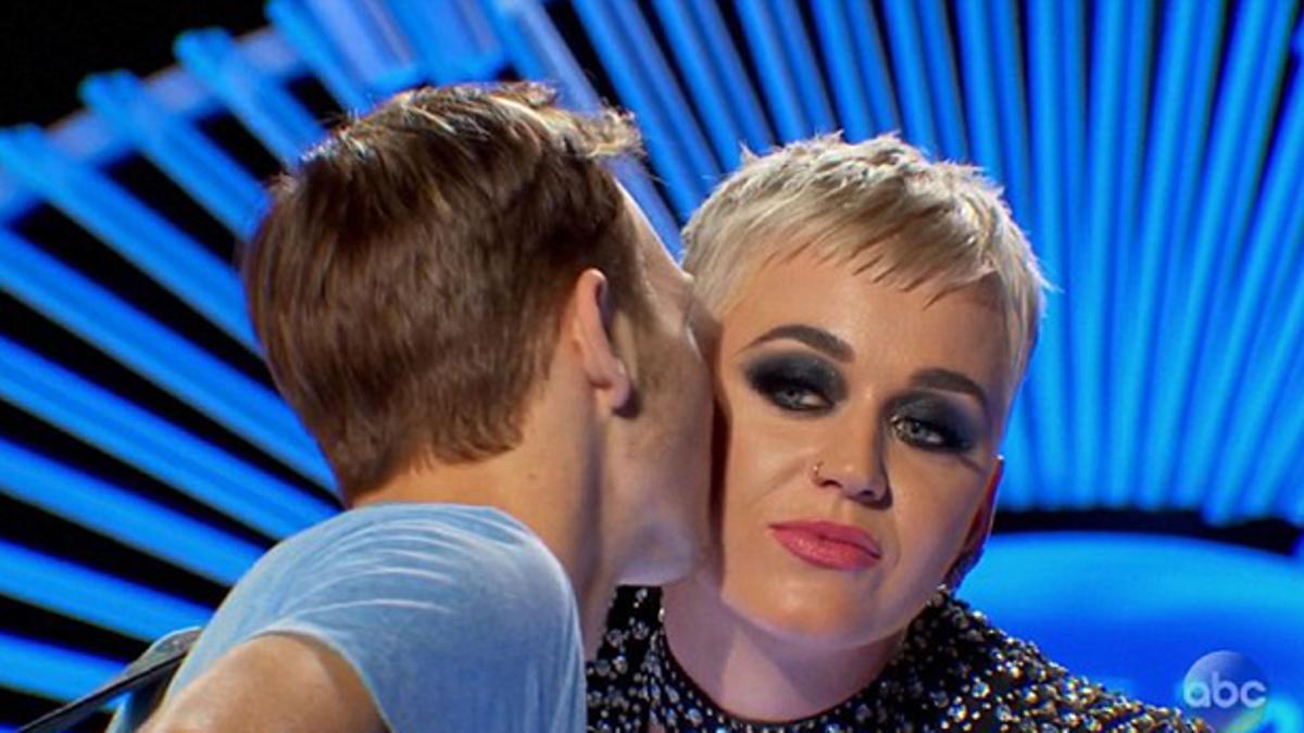 Katy Perry besando al concursante Benjamin Glaze de American Idol