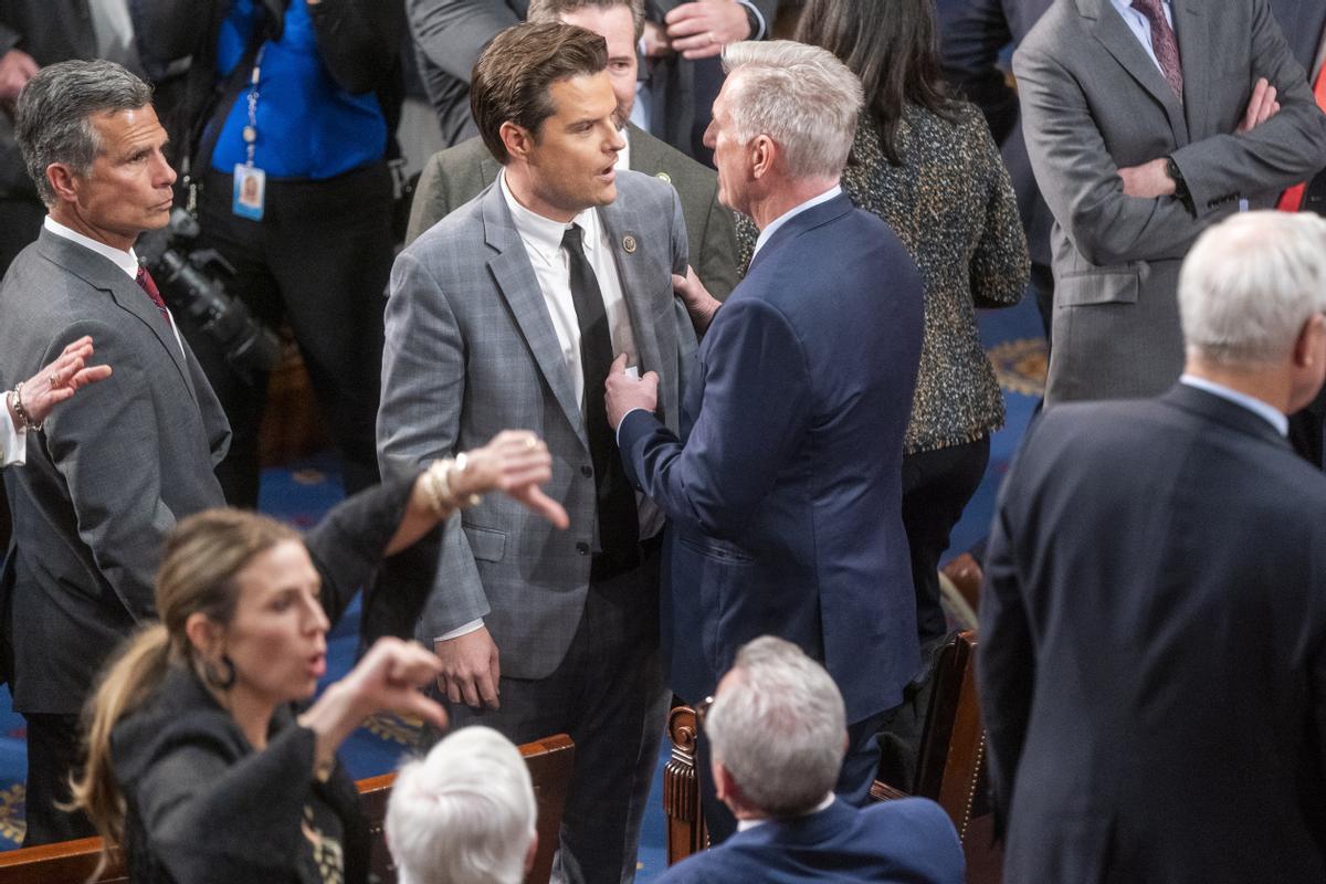 El líder republicano de la Cámara Kevin McCarthy conversa con el representante republicano de Florida Matt Gaetz tras otra votación fallida de Portavoces de la Cámara de representantes.