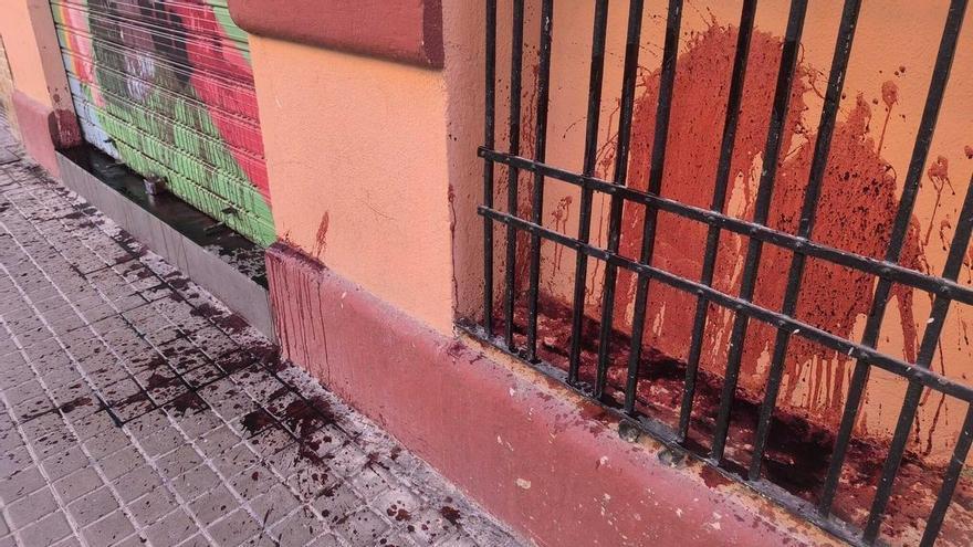 Vandalizan con sangre la sede de CEAR (Comisión Española de Ayuda al Refugiado) en València