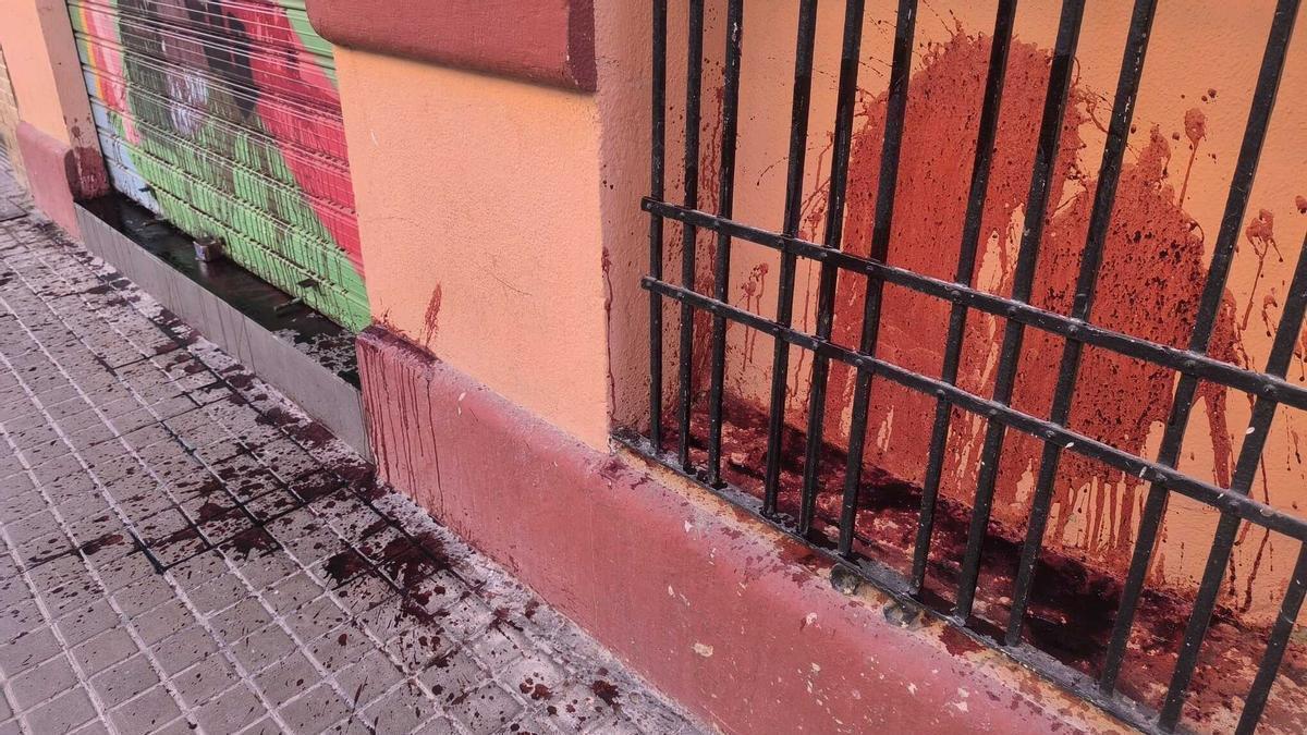 Pintadas realizadas con sangre en la sede de CEAR , en València