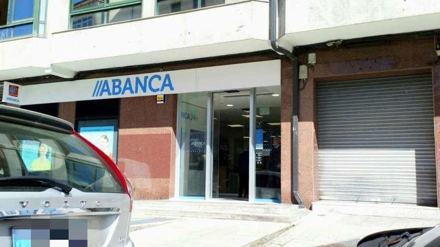 Sucursal de Abanca, en la avenida de Ourense, en Cangas. // Santos Álvarez