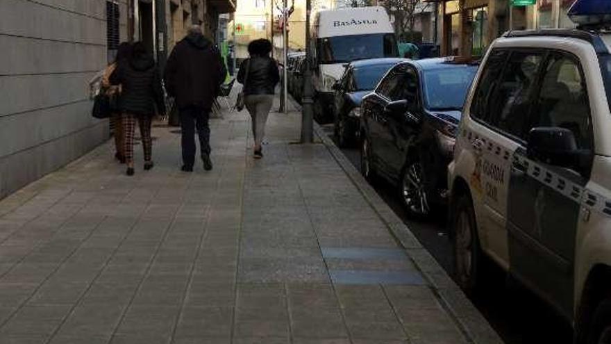 La víctima, junto a sus familiares y su letrado, a la salida de los Juzgados de Avilés.