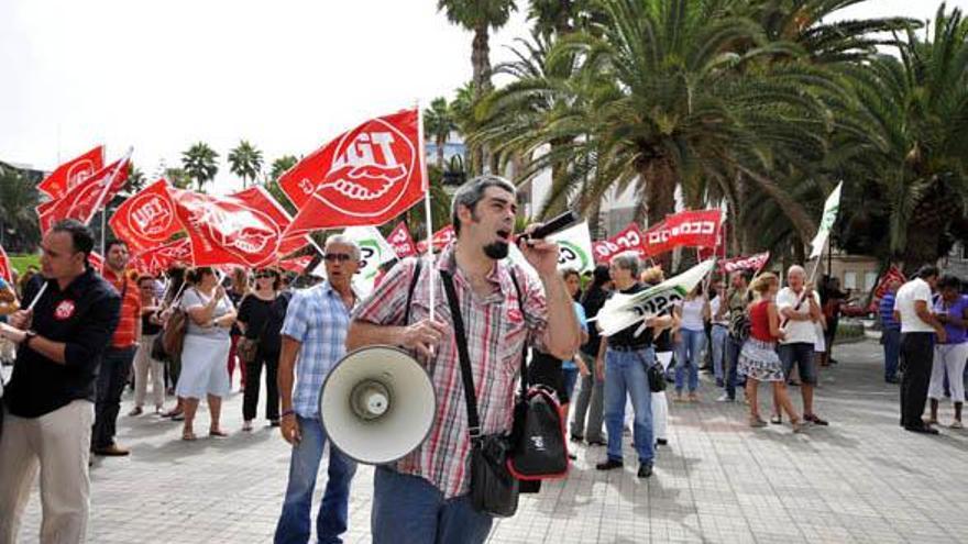 Protesta de trabajadores públicos en la plaza de la Feria de la capital grancanaria. | acfi press