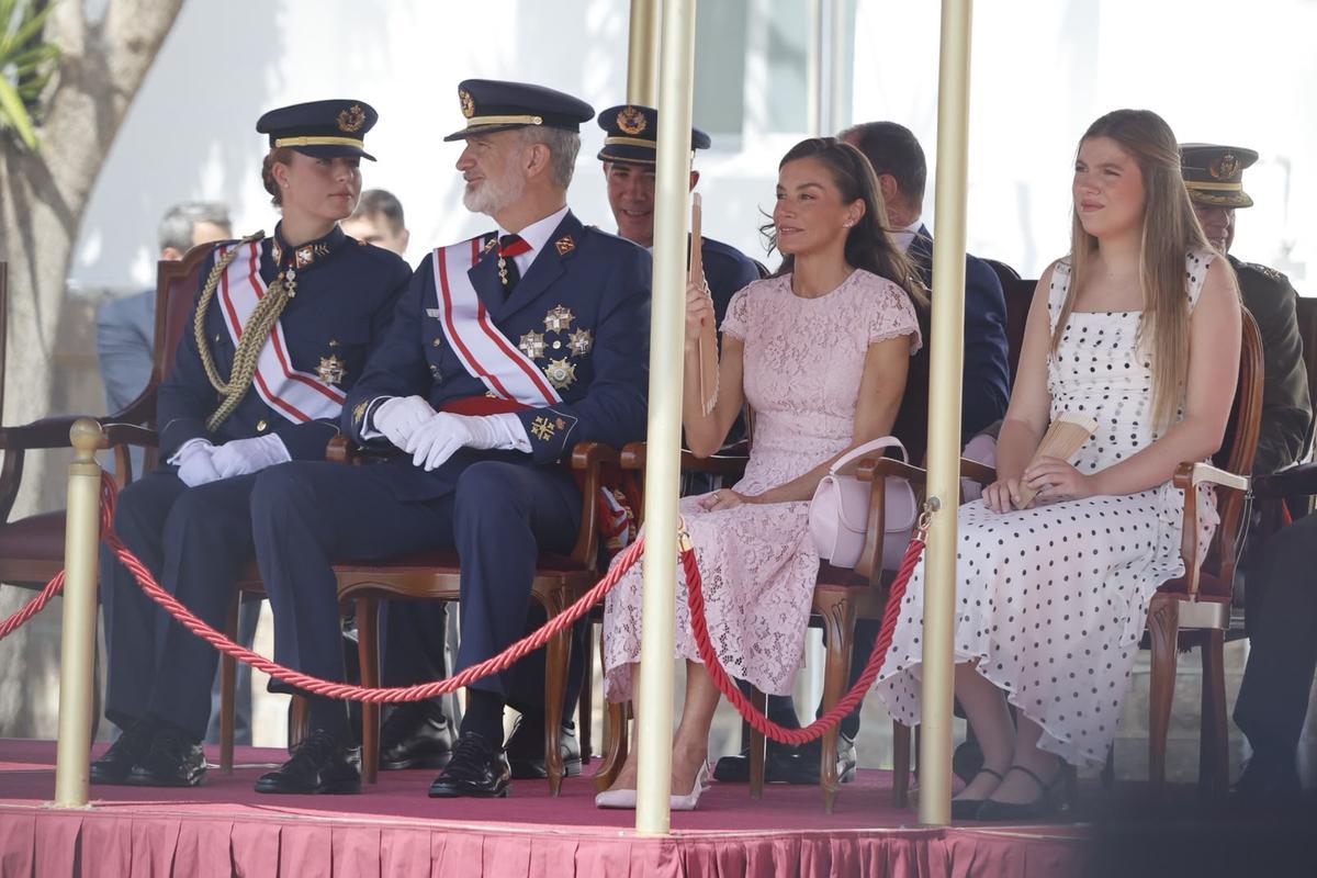 Los Reyes, la princesa Leonor y la infanta Sofía durante el acto en San Javier