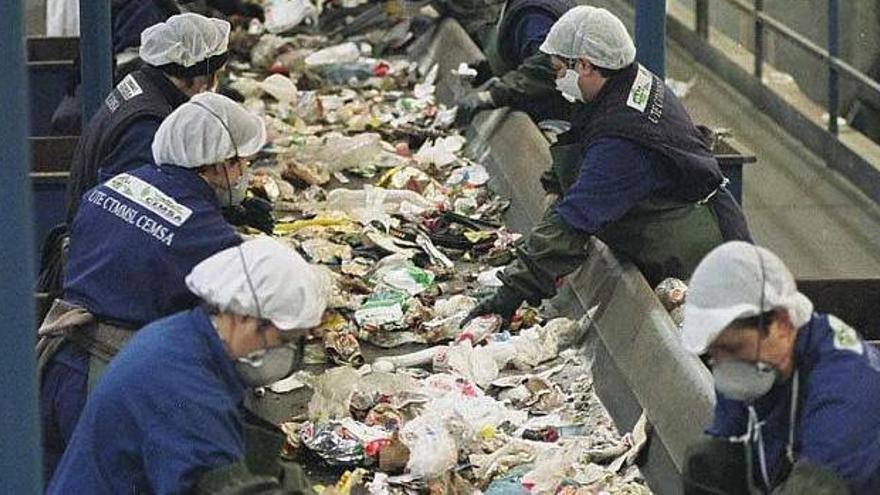 Las trabajadoras seleccionan la basura en la planta de Sogama.