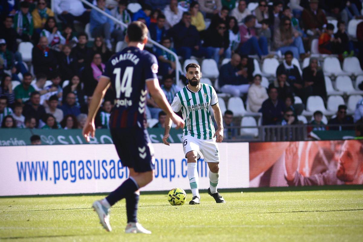 Xavi Sintes, durante el encuentro ante el Eibar en El Arcángel.