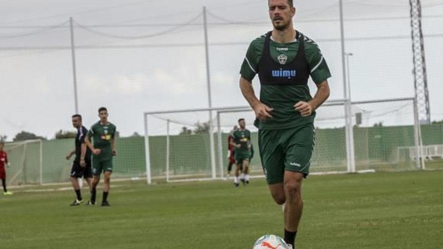 Manuel Sánchez, durante un entrenamiento en el campo anexo.