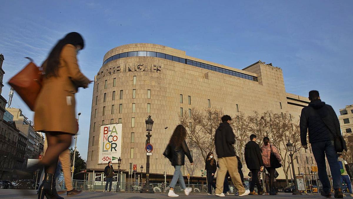 Exterior del edificio de El Corte Inglés de la Plaza de Cataluña, ayer, en Barcelona.  | // ELISENDA PONS