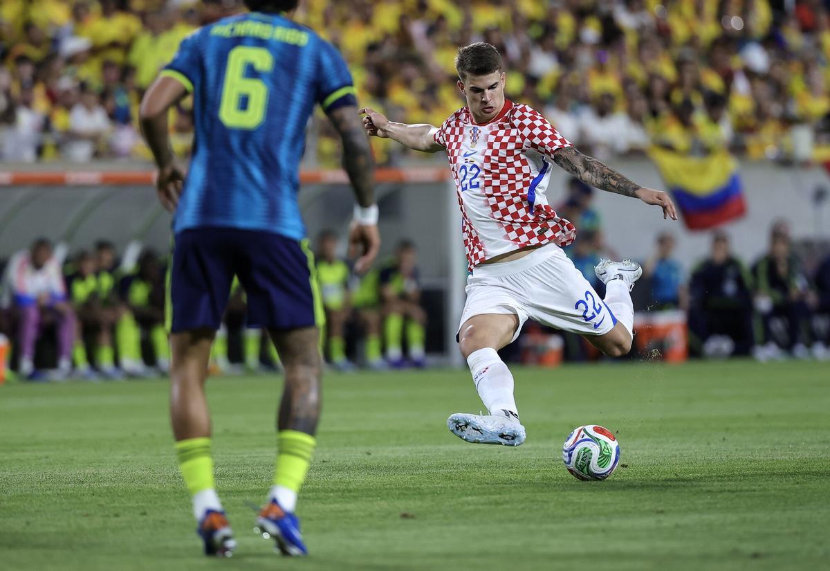 ORLANDO (United States), 27/03/2026.- Luka Vuskovic (C) of Croatia in action during the international friendly match between Colombia and Croatia in Orlando, Florida, USA, 26 March 2026. (Futbol, Amistoso, Croacia) EFE/EPA/CRISTOBAL HERRERA-ULASHKEVICH