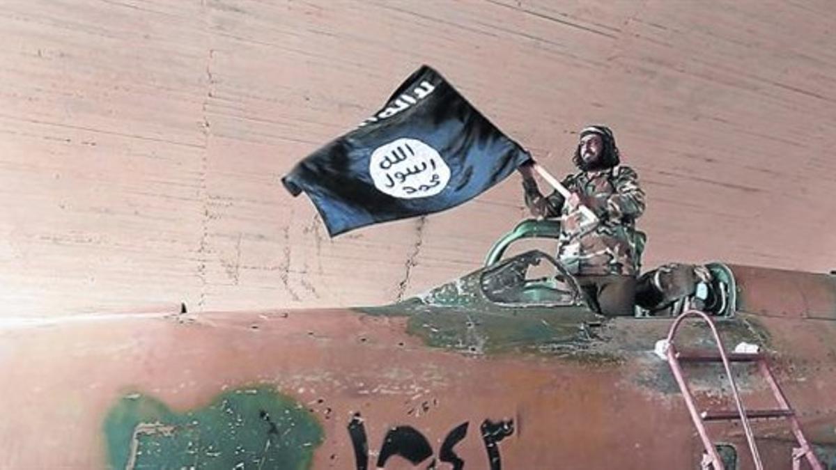 Un militante del Estado islámico hace una exhibición de fuerza en Raqqa (Siria).