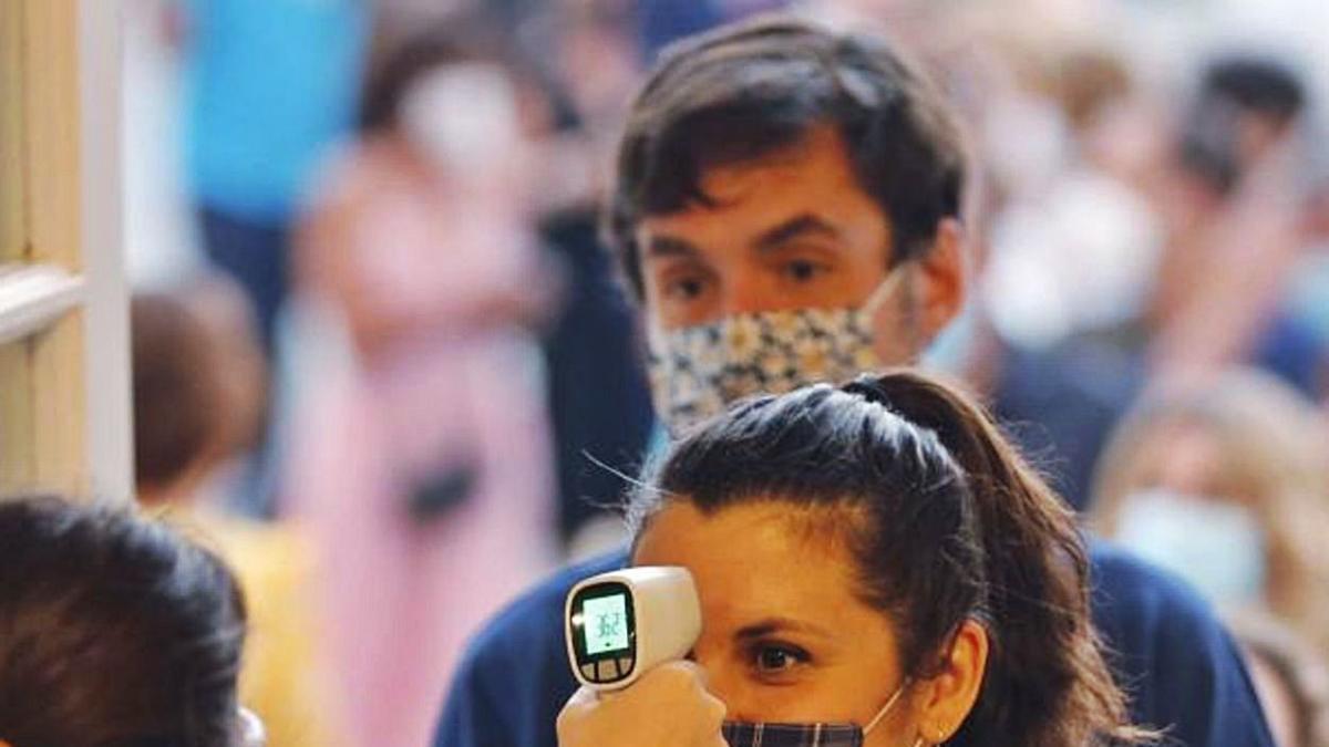 Controles para acceder a la gala inaugural del Festival de Málaga.