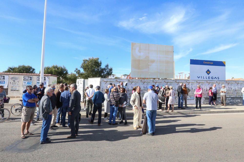 Manifestación en el Centro de Coordinación de Emergencias de Orihuela Costa