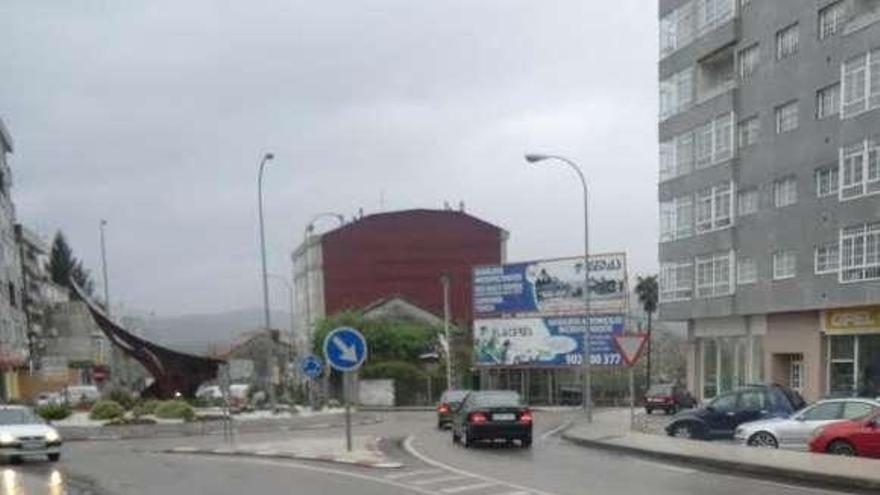 Un paso de cebra semiborrado en la N-120, en Ponteareas.  // FdV