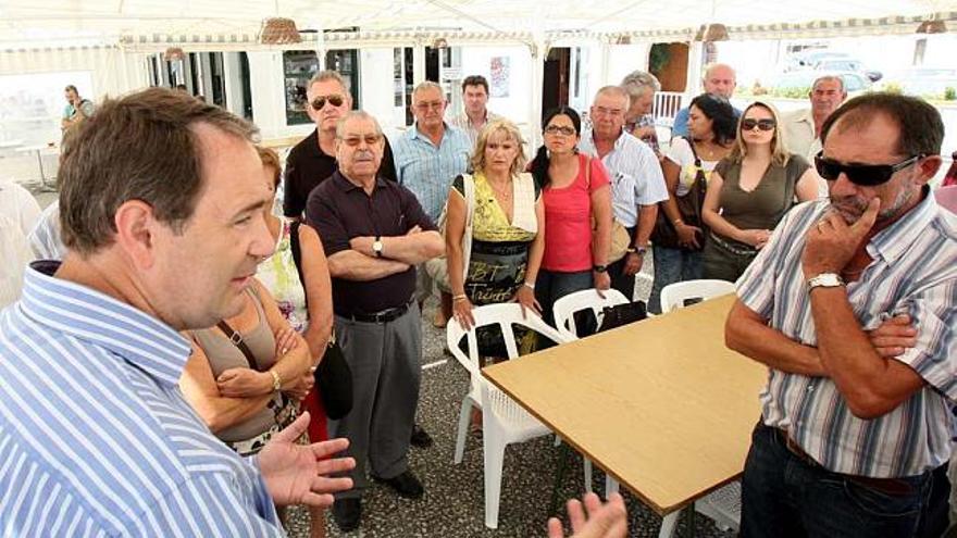 El director general de Transportes se reunió ayer con los vecinos de Arenales, La Marina y El Altet en El Pinet