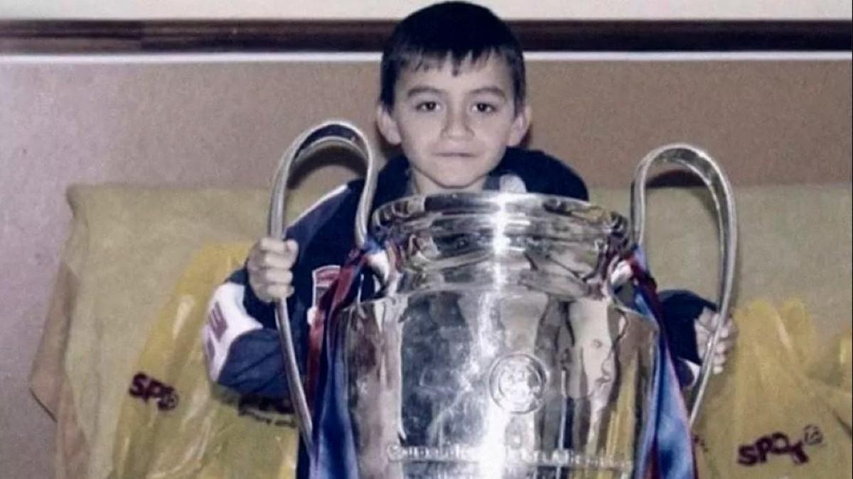 Un jovencísimo Pedri posando junto a la Champions