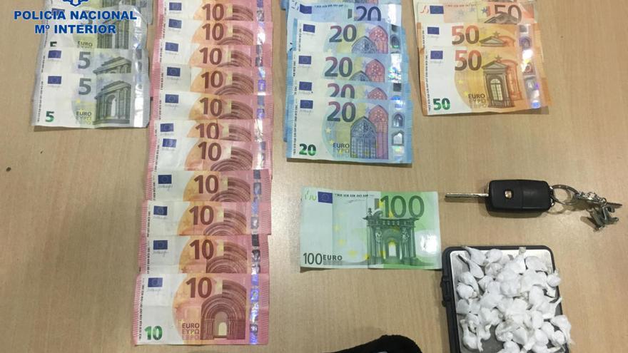 Papelinas de cocaÃ­na y dinero en billetes intervenidos al traficante de drogas en Manacor.