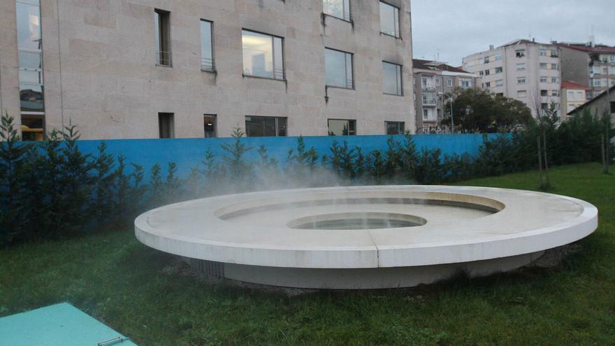 Fuente ornamental de la estación de autobuses de A Ponte imitando el vapor del agua termal. |   // IÑAKI OSORIO