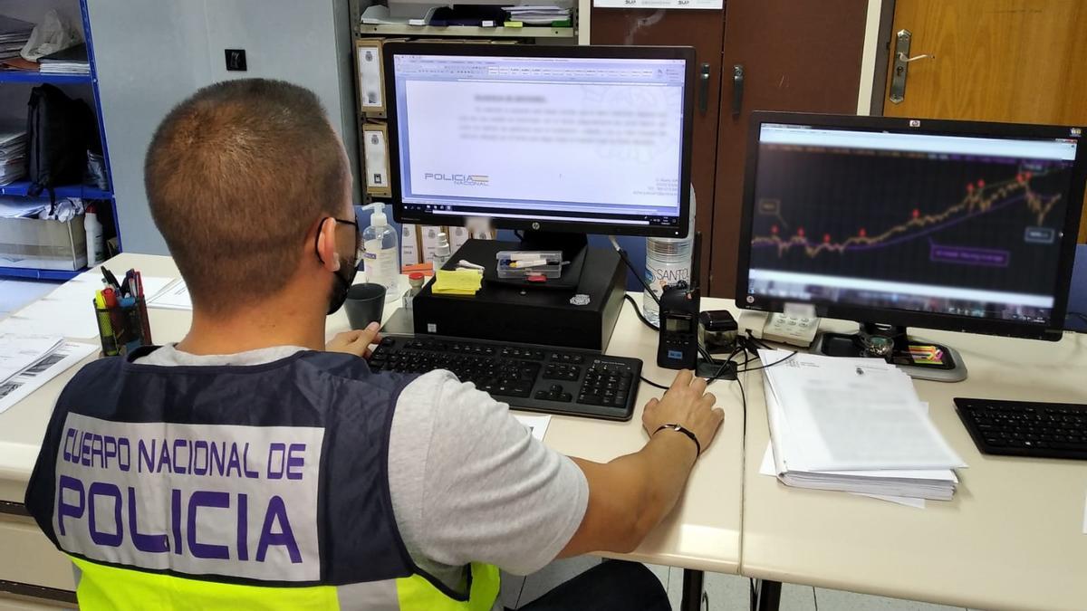 Una imagen facilitada por la Comisaría de Elche sobre esta investigación con dos detenidos por estafa