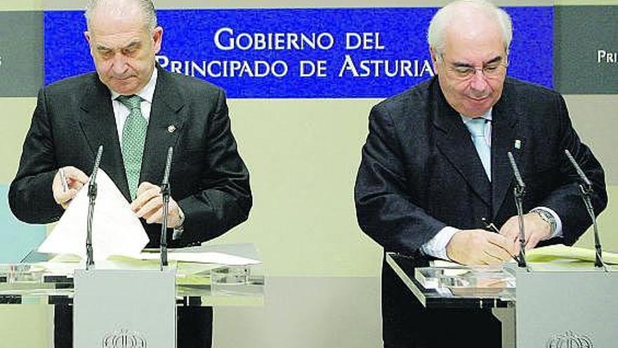 Por la izquierda, Vicente Gotor y Vicente Álvarez Areces, durante la firma de un convenio entre Universidad y Principado.