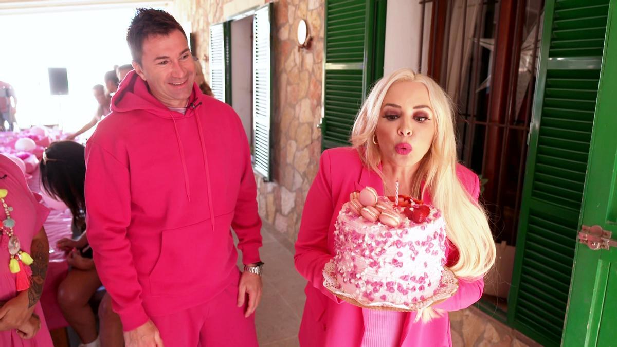 Daniela feiert ihren 36. Geburtstag, ganz im Motto „Think pink&quot;.