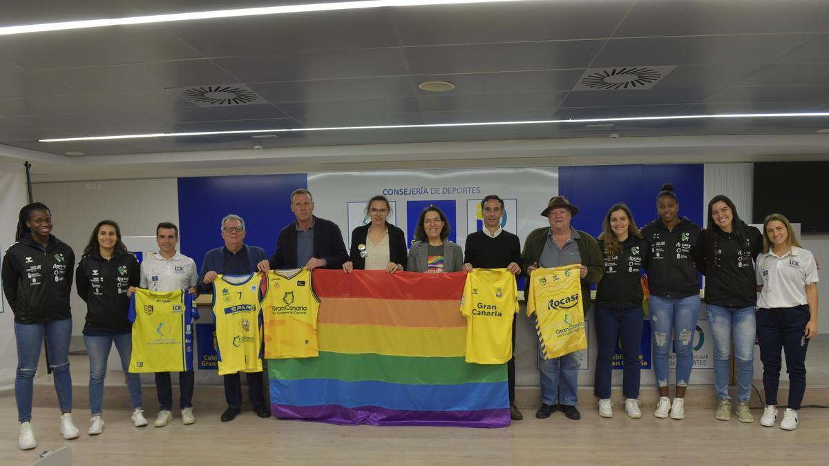 Representantes de las cinco entidades firmantes junto con jugadoras del Rocasa Remudas
