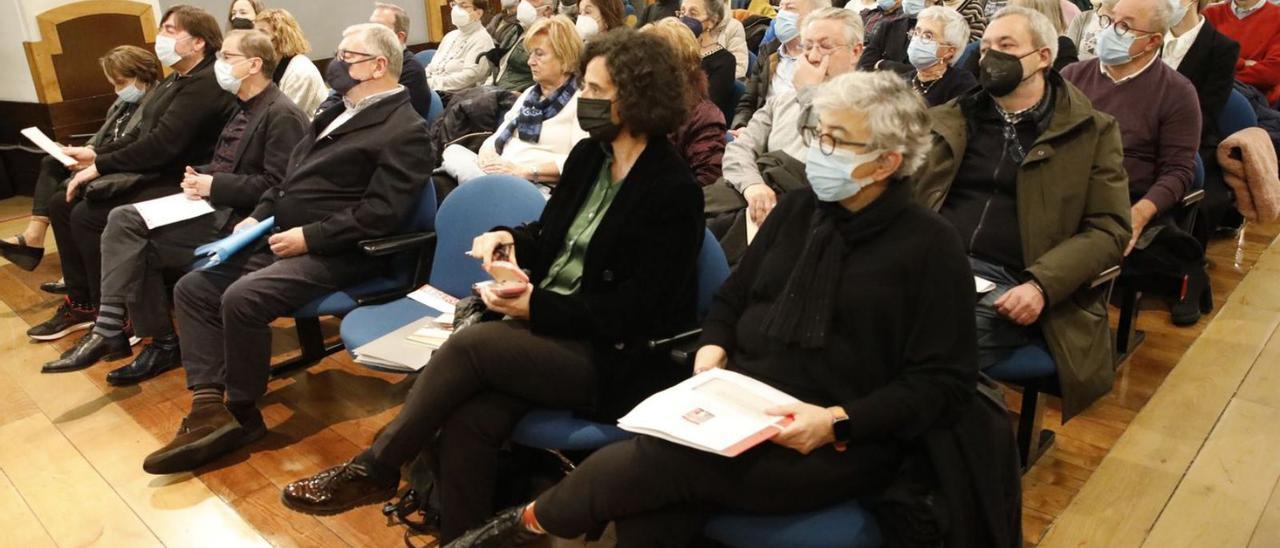 En primer término, Berta Piñán y Ana González, en el homenaje  a Bolado, ayer, en el Antiguo Instituto, entre los asistentes. | Ángel González