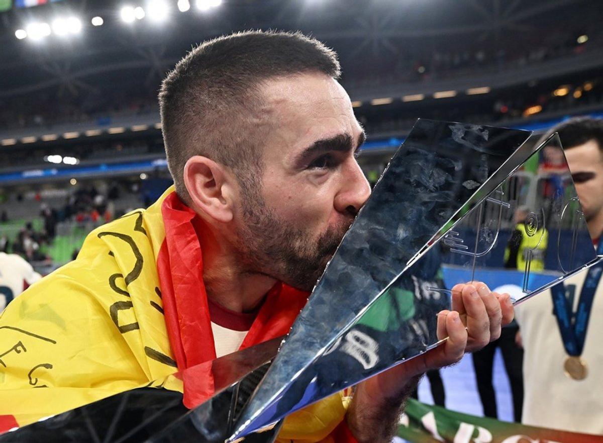 Cecilio celebra la conquista de la corona europea de fútbol sala.