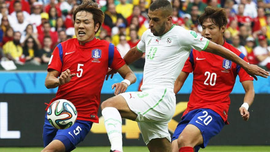 Slimani busca el balón