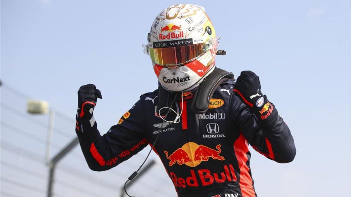 Verstappen celebrando el triunfo en Silverstone.