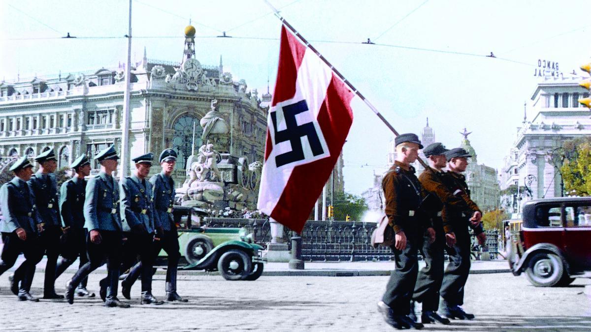 Miembros de las Juventudes Hitlerianas marchan ante la Cibeles el 13 de octubre de 1941.