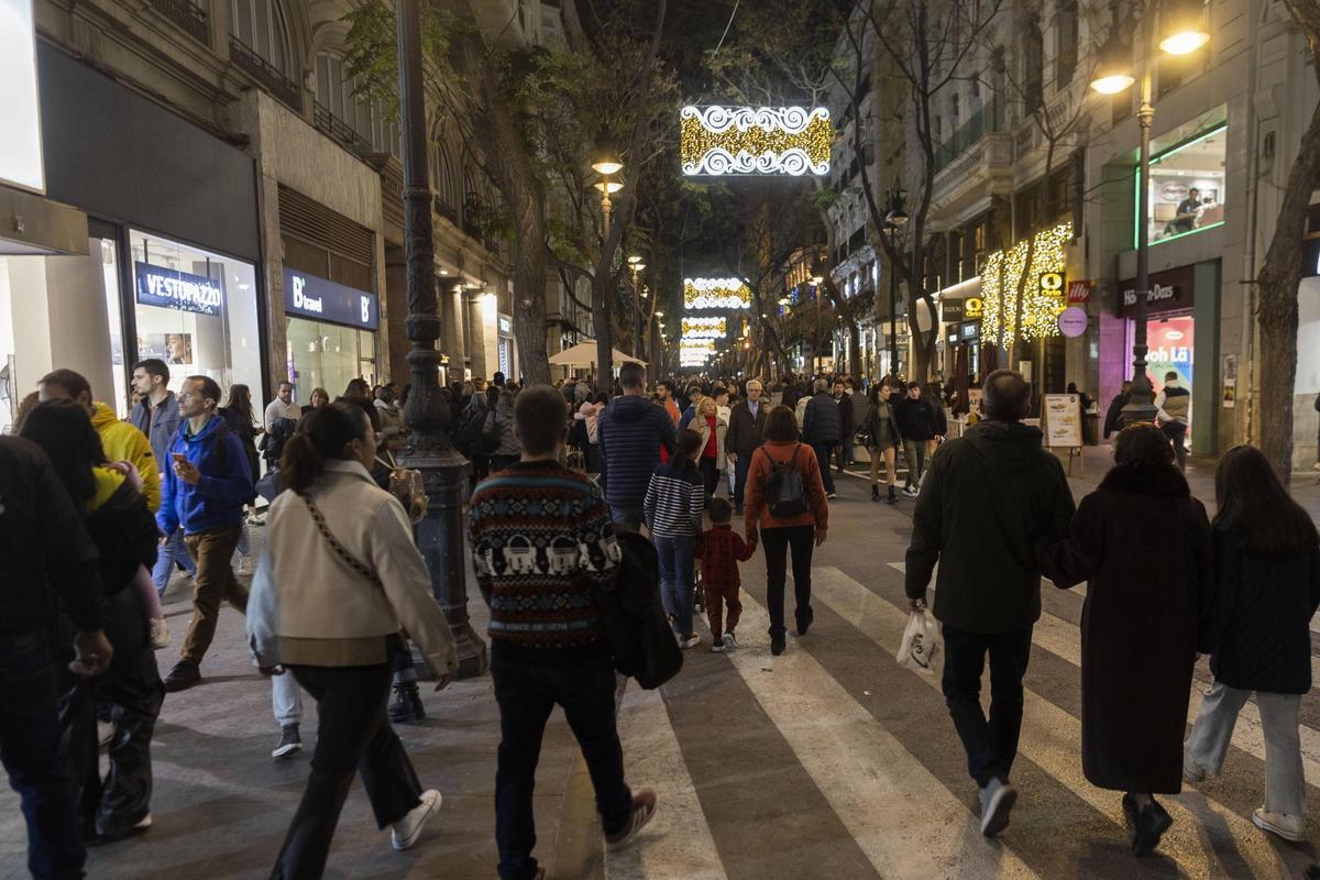 Turistas y valencianos pasean por San Vicente, en una foto tomada ayer por la noche.
