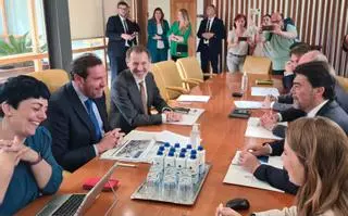 Óscar Puente visita el Ayuntamiento de Alicante y se reúne con Luis Barcala