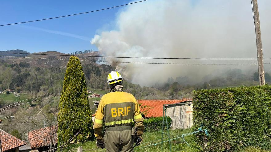 Tuvieron que huir de su casa de noche en Piloña: &quot;Había mucho humo, el fuego cerca y decidimos marcharnos&quot;