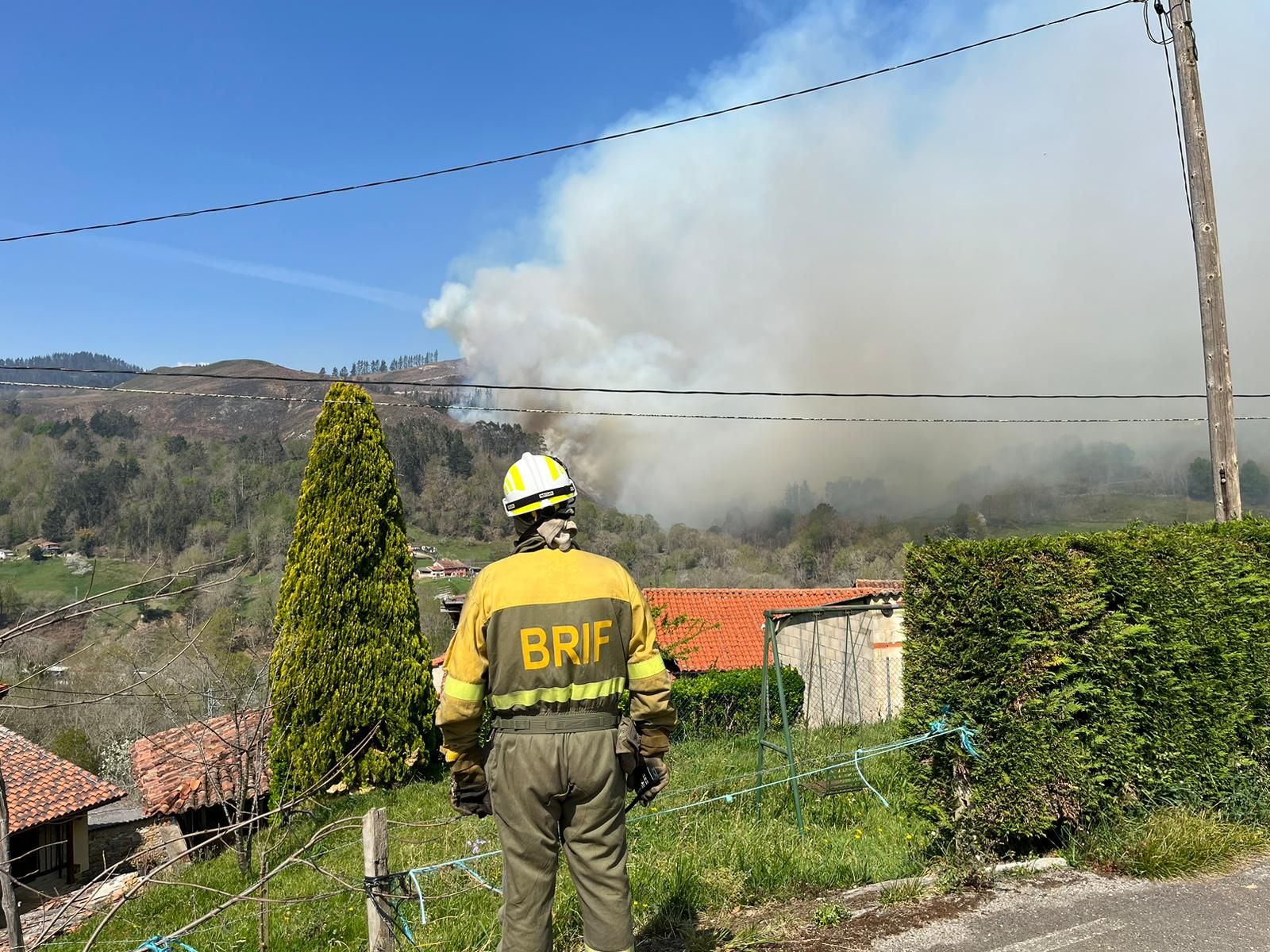 Segunda jornada en vilo por el fuego entre Piloña y Nava