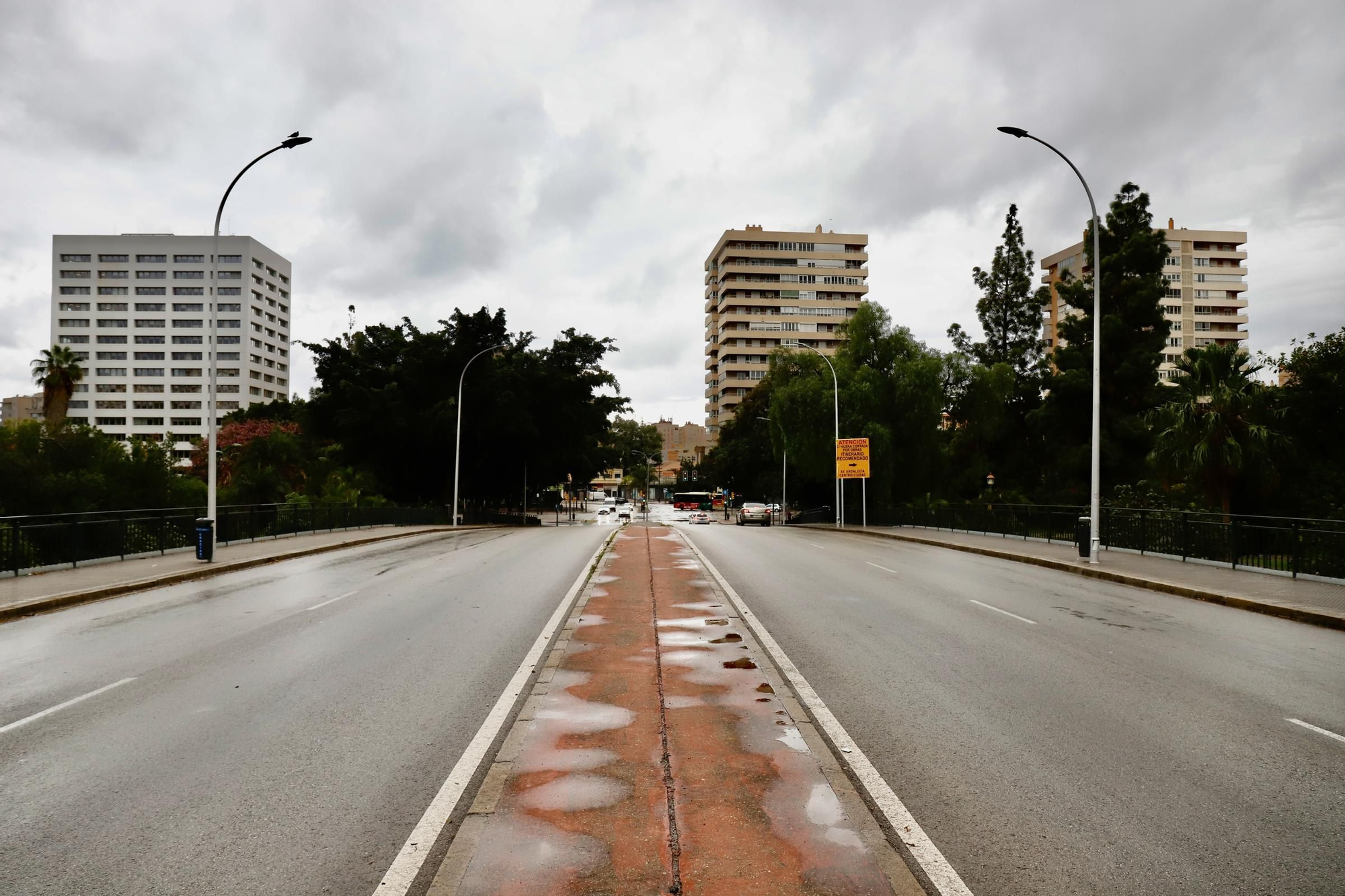 Las calles de Málaga, prácticamente vacías ante la alerta roja por fuertes lluvias