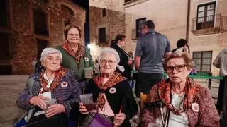 35 kilos de castañas para recuperar una tradición en Cáceres frente a Halloween: a 2 y 3 euros y por una buena causa