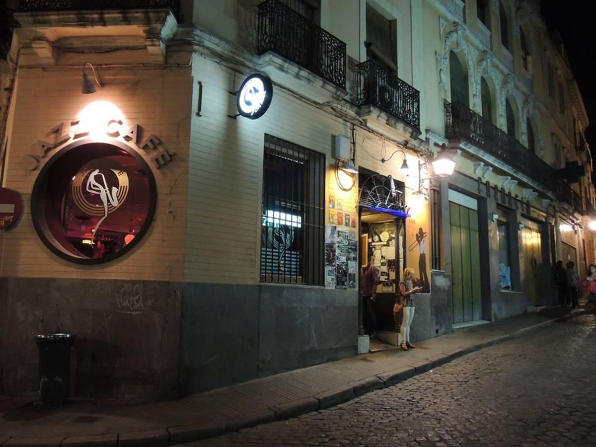 Entrada al Jazz Café.