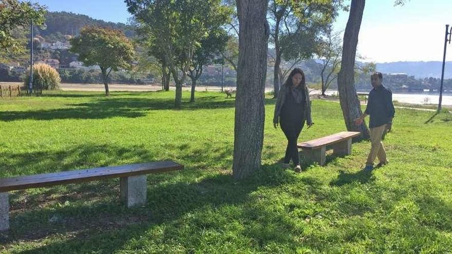 Marta Freire y Salvador Meira en el parque de Samertolaméu.