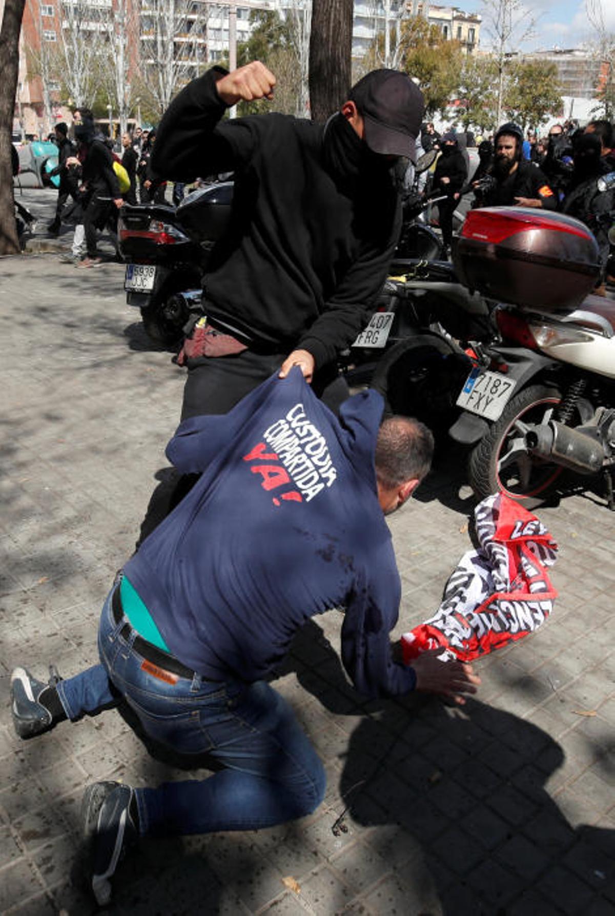 Las imágenes de la protesta de los CDR contra un acto de Vox en ...