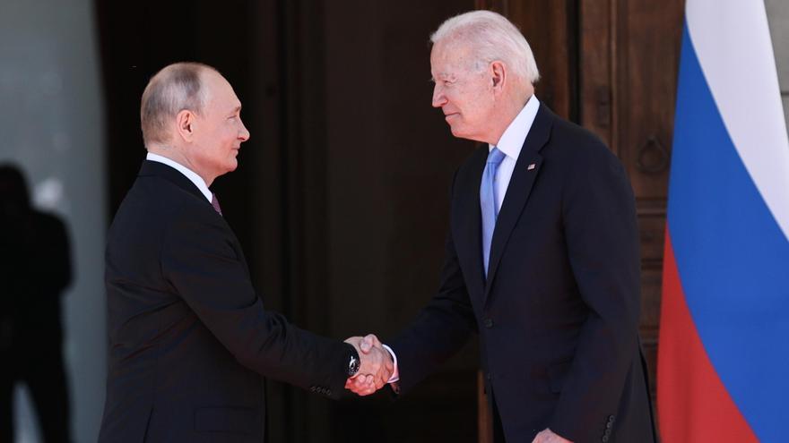 El president dels Estats Units, Joe Biden, i el president de Rússia, Vladimir Putin, es donen la mà a la cimera EUA-Rússia a Villa La Grange, a Ginebra, Suïssa, el 16 de juny de 2021