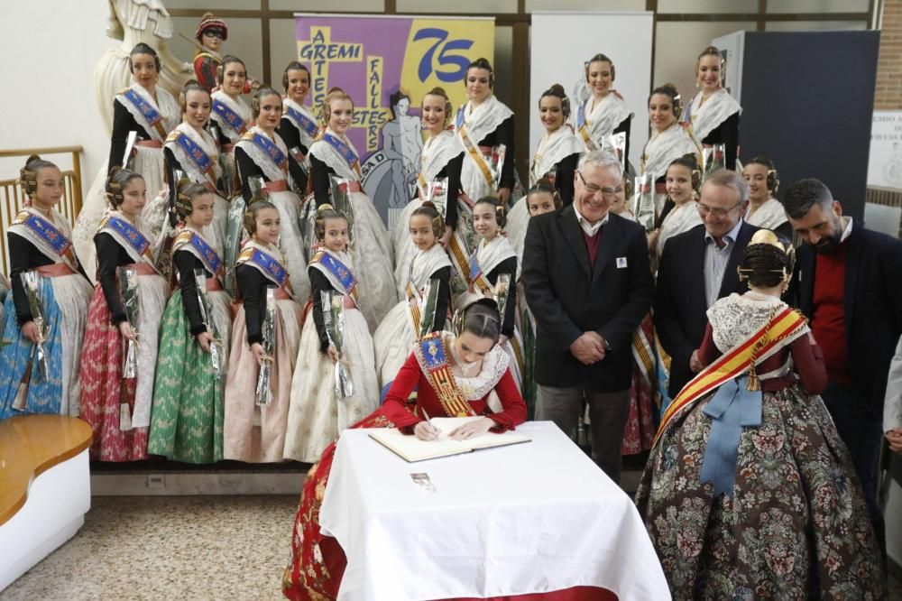 Las falleras mayores visitan los talleres de Ciudad Fallera