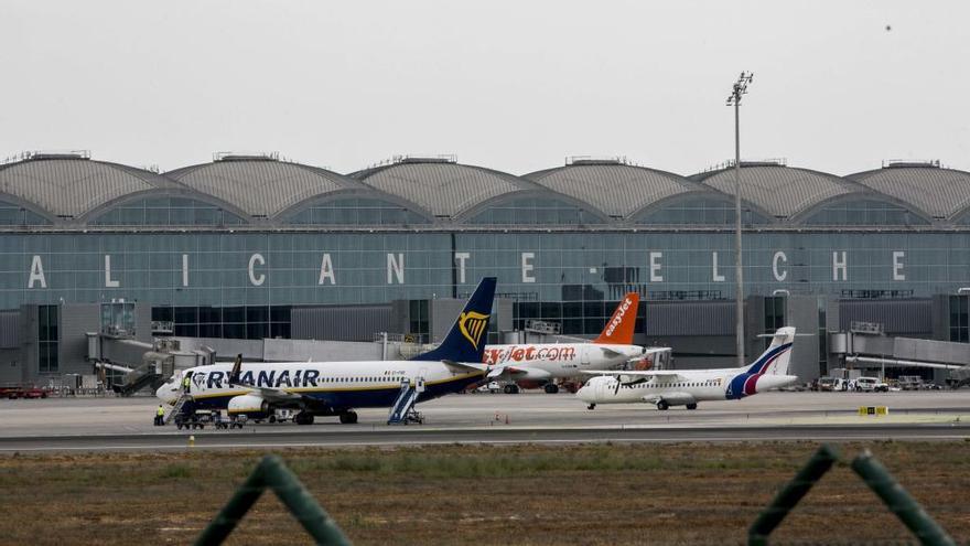 Aviones en el Aeropuerto de Alicante-Elche