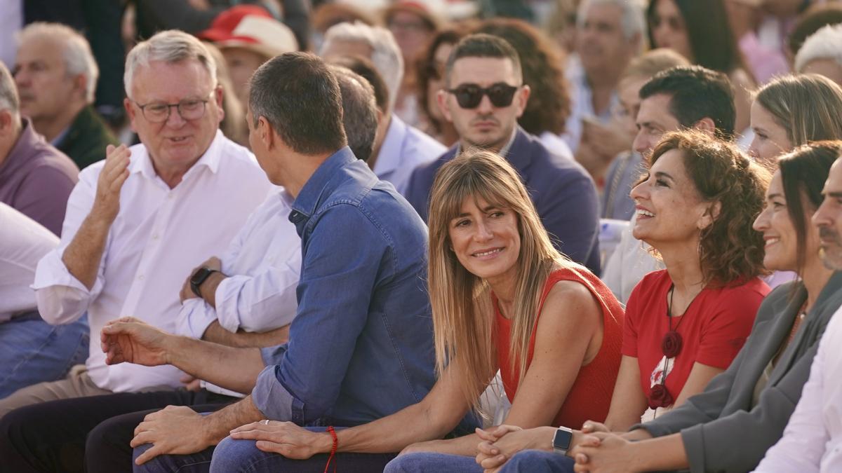 Begoña Gómez, en un acto de campaña por el 9J, junto a Pedro Sánchez.