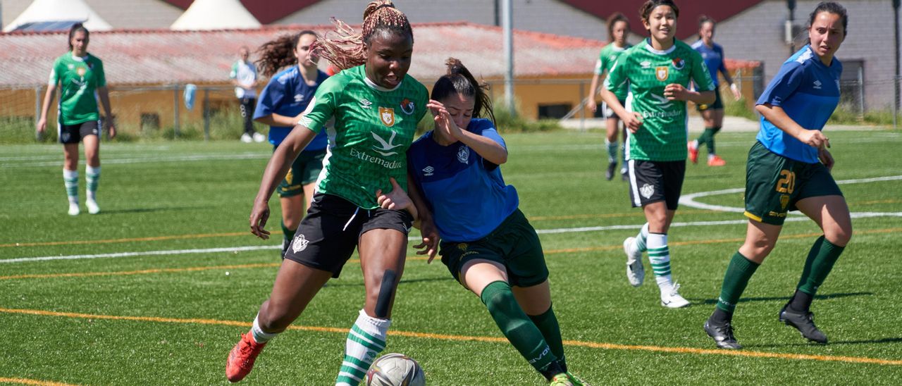 Edna, del Cacereño Femenino, pugna por el balón con una jugadora del Córdoba, el pasado sábado.