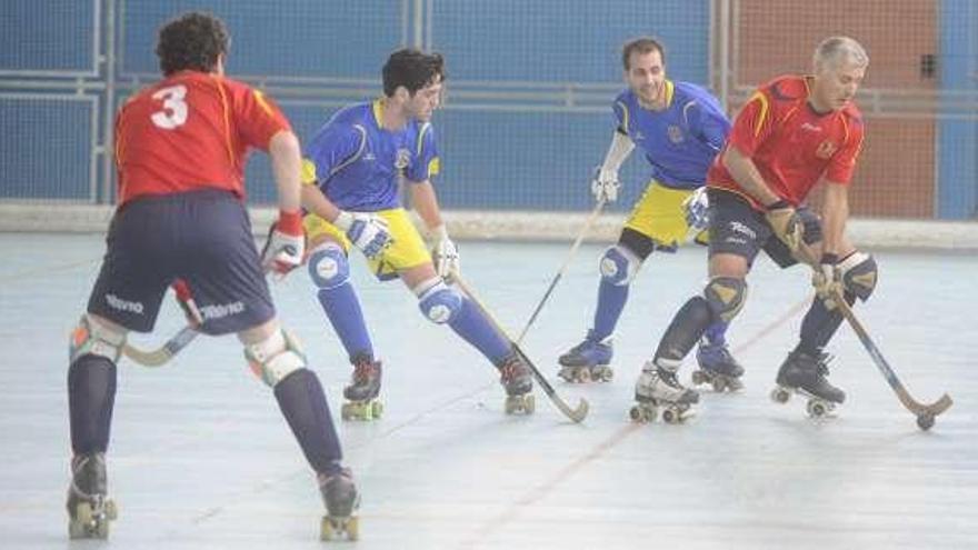 Momento del partido de ayer en Compañía de María. / juan varela