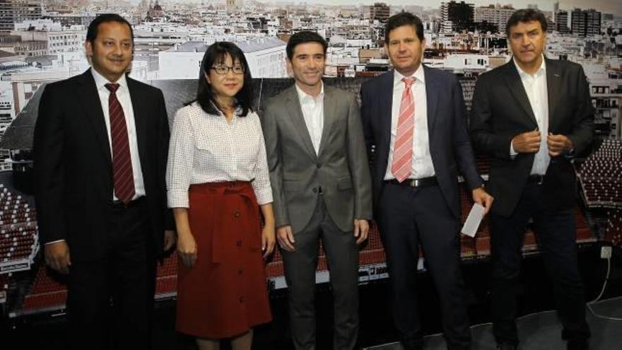 Marcelino García Toral, en el centro, el día de su presentación oficial, junto a Anil Murthy, Layhoon Chan, Mateu Alemany y José Ramón Alexanco.