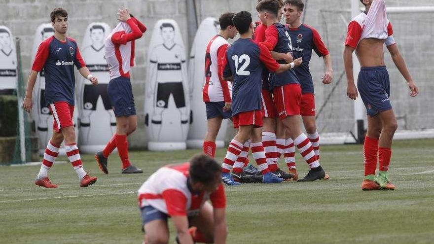 Los jugadores alondristas, desolados mientras los del Bansander celebran uno de sus goles. // R. Grobas