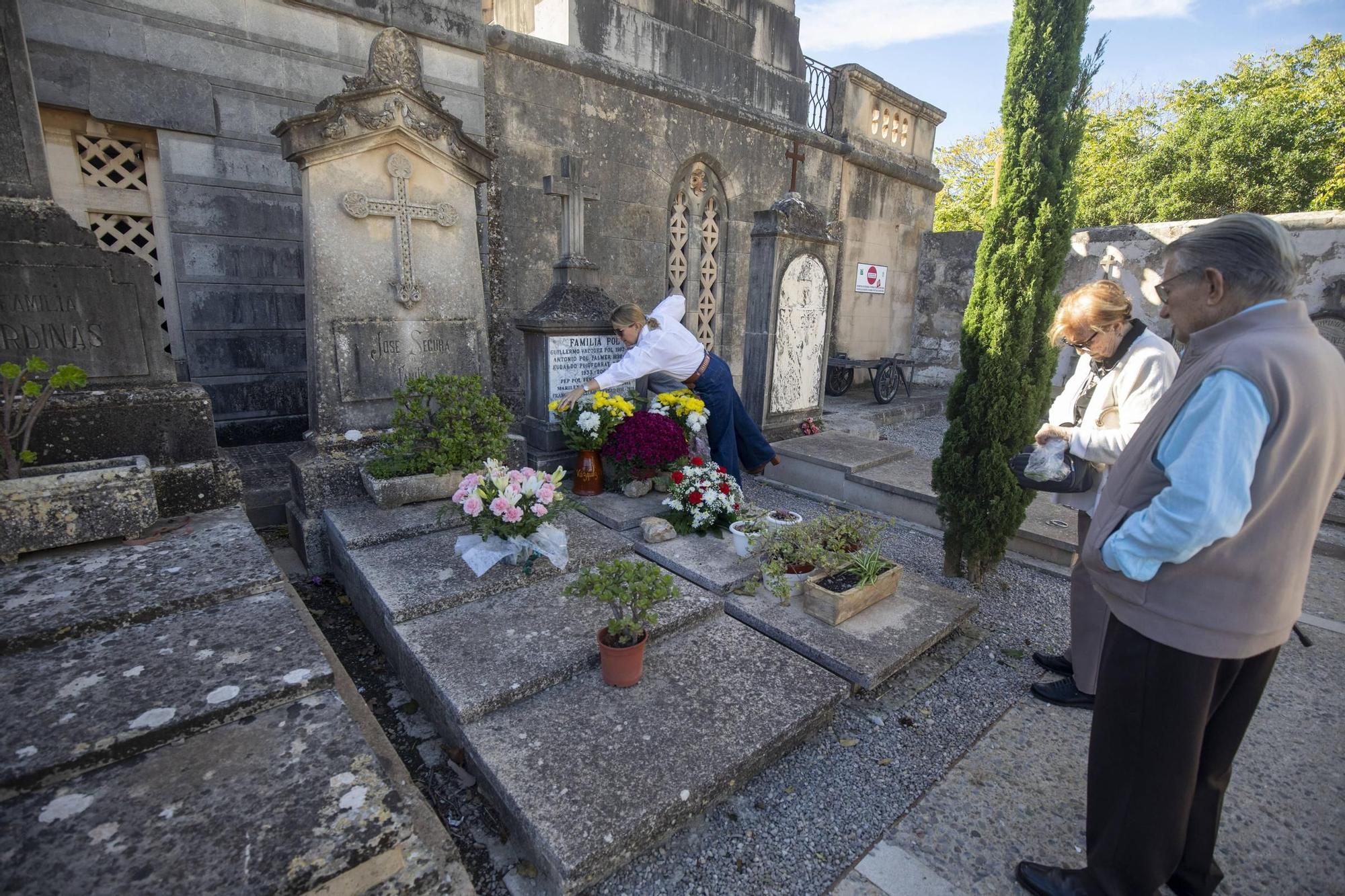 El día de Tots Sants en el cementerio de Palma