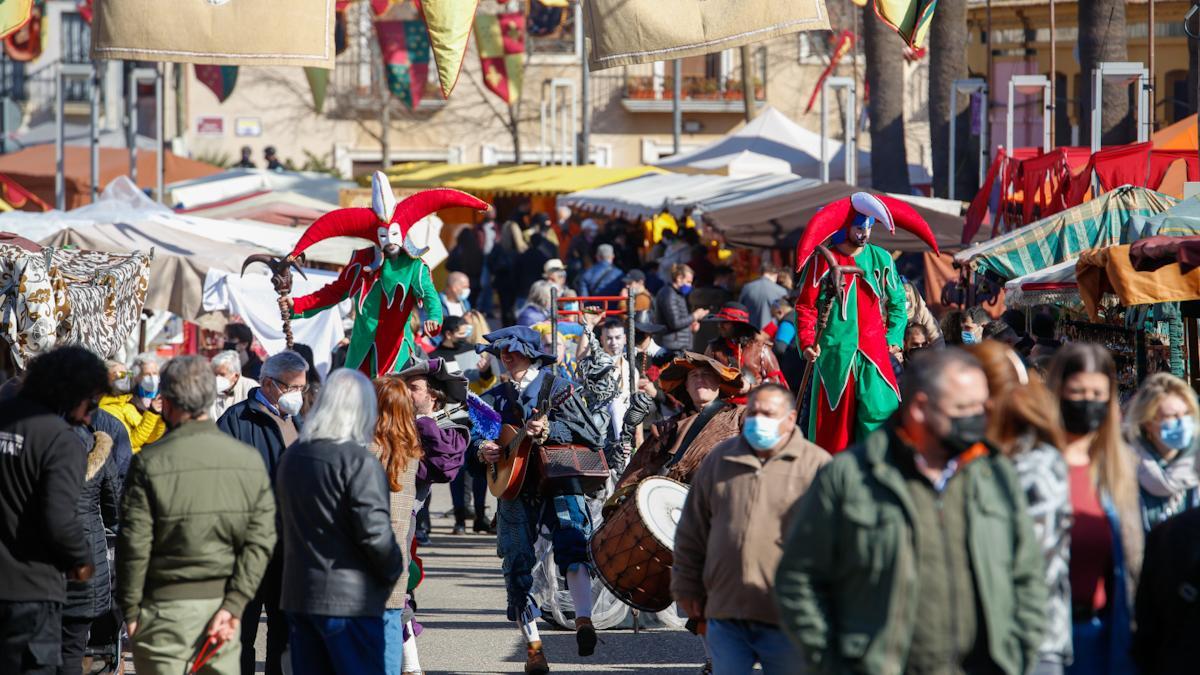 Un pasacalles multicolor inaugura el Mercado Renacentista de Córdoba