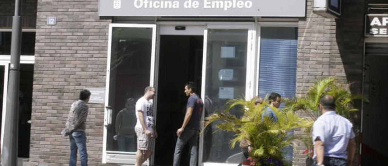 Varias personas en el exterior de una oficina del Servicio Canario de Empleo.